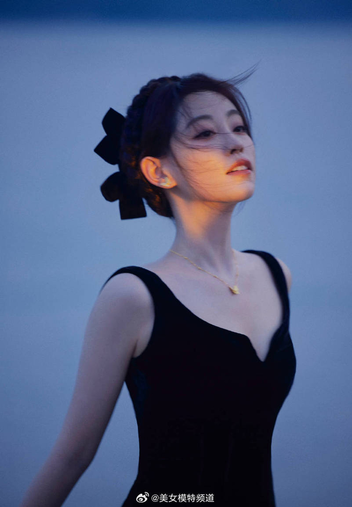 祝绪丹穿低领黑裙漫步海边身姿窈窕灵动清纯娇美