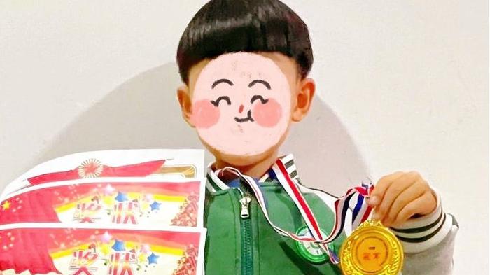 宝妈在朋友圈里显摆女儿幼儿园得的奖状，却遭好友嘲笑：这也敢晒