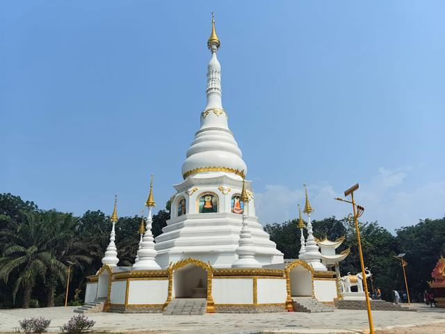 昨天的孟定洞景佛寺