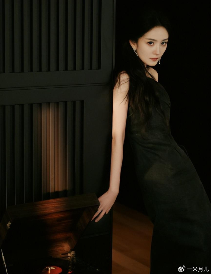 黑色吊带裙出镜杨幂身材性感妩媚女王范十足