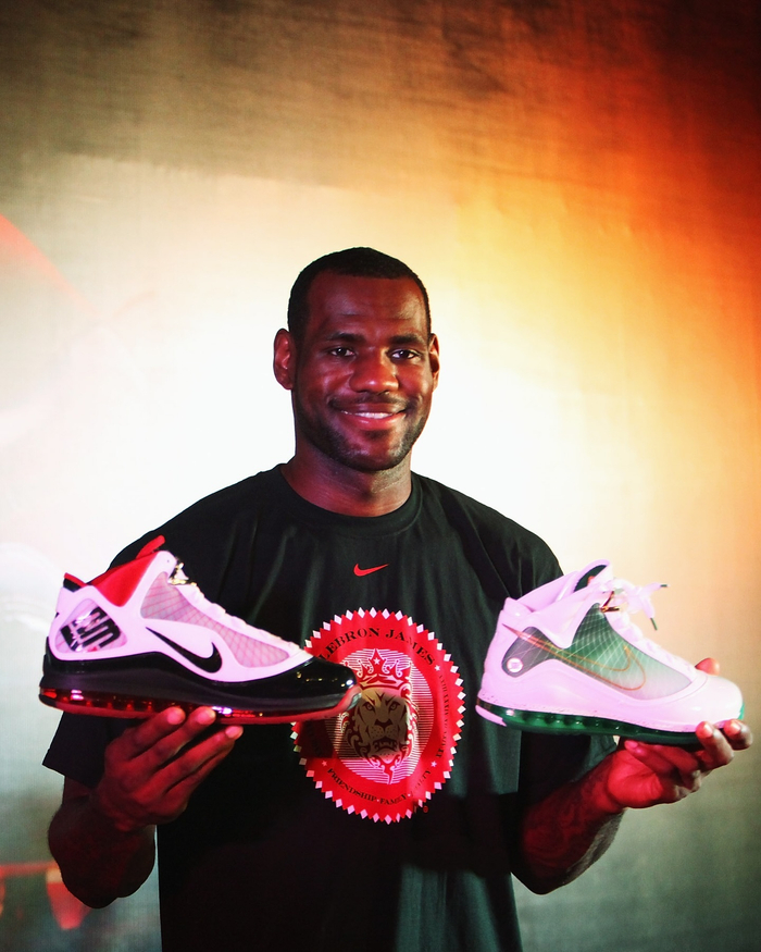 2003年的今天,詹姆斯选择与耐克签约!