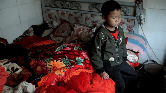 男童还在妈妈腹中时爸爸病逝，三年后妈妈离开，他与奶奶相依为命