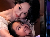 朱丹晒跟女儿日常近照，九岁念念比肩妈妈，长大了！