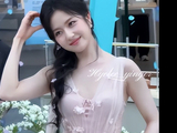 李兰迪浅粉纱裙，温婉出镜，元气满满！