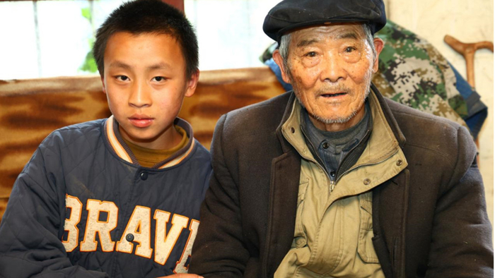 爸爸病逝后妈妈走了，奶奶因此精神失常，八十一岁爷爷成姐弟俩的希望