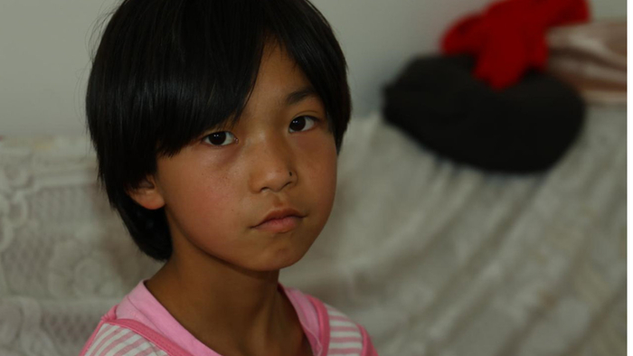 妈妈离家爸爸患癌，爷爷重伤失能后，女童每日忧心面色蜡黄陷困境