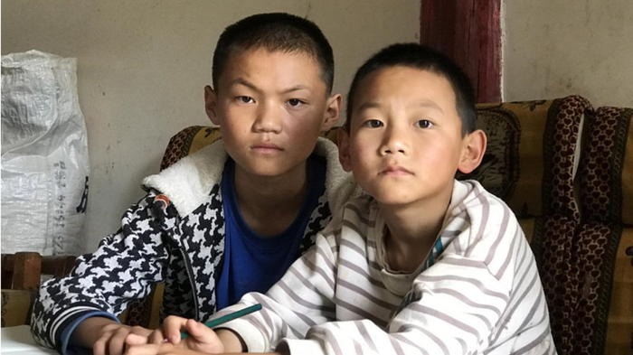 父亲肾衰竭放弃治疗，母亲先天聋哑，深山兄弟年少负重守护家人
