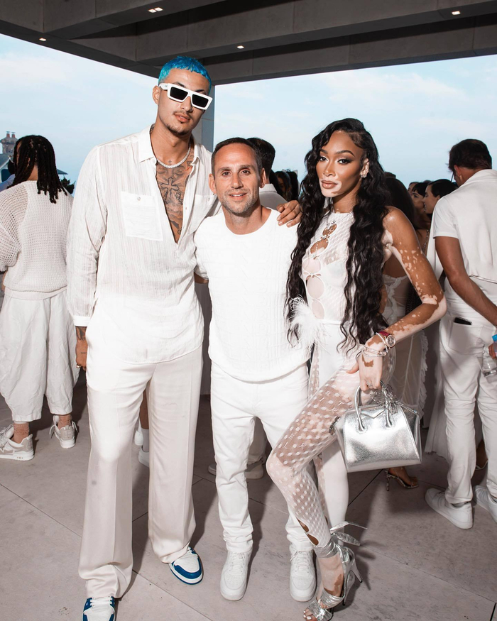 库兹马这发型在人群中真的很亮眼