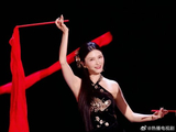 侯宇为徐洁儿站台，红绸交织舞台绝美