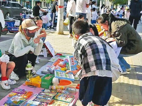 化身“小摊主” 萌娃淘闹市