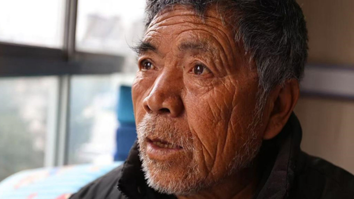 男童六个月大确诊脑瘫，爷爷拖着病退带他求医四年，为省钱每天吃馒头