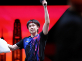 王楚钦举拍指天！赛后直言赢得很侥幸：时隔57天逆转复仇日乒新王牌