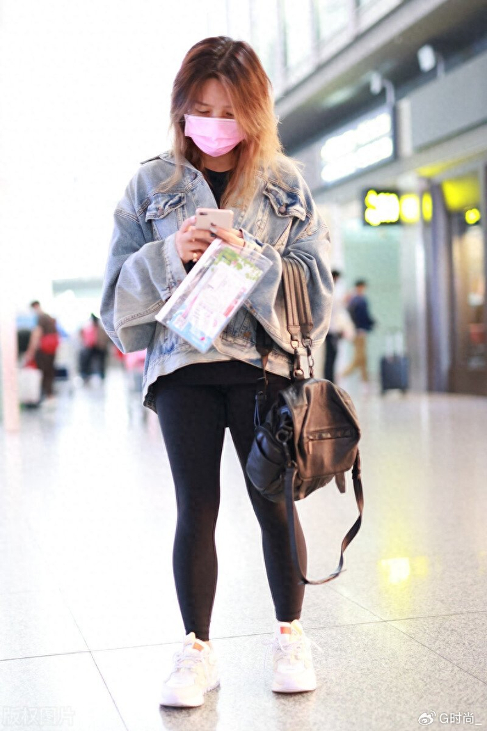 何洁最新街拍来了,卫衣 打底裤 运动鞋,凹潮酷范儿,抢眼十足