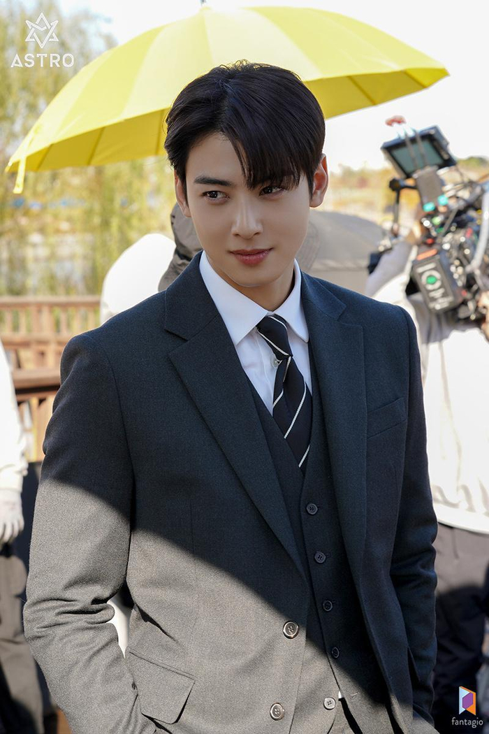 车银优韩剧中变身"打伞男神",网友吐槽公司,提高下修图技术吧