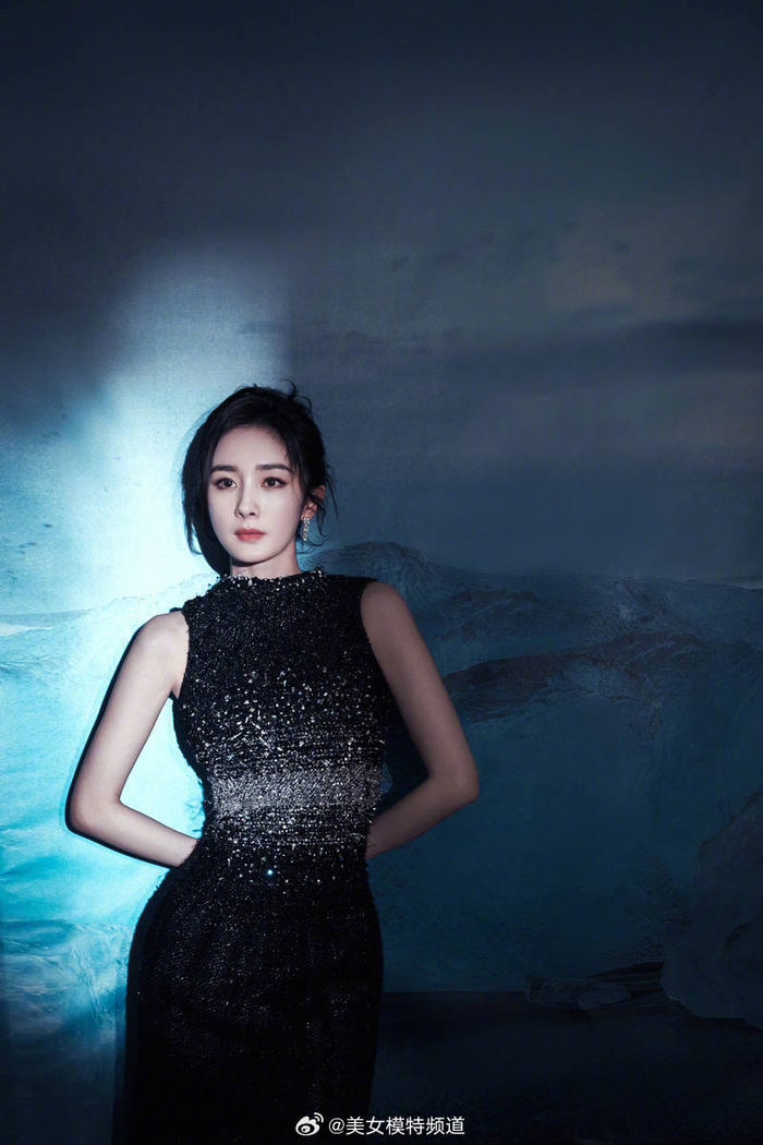 杨幂穿璀璨星河裙梦幻唯美小蛮腰柔软纤细超吸睛