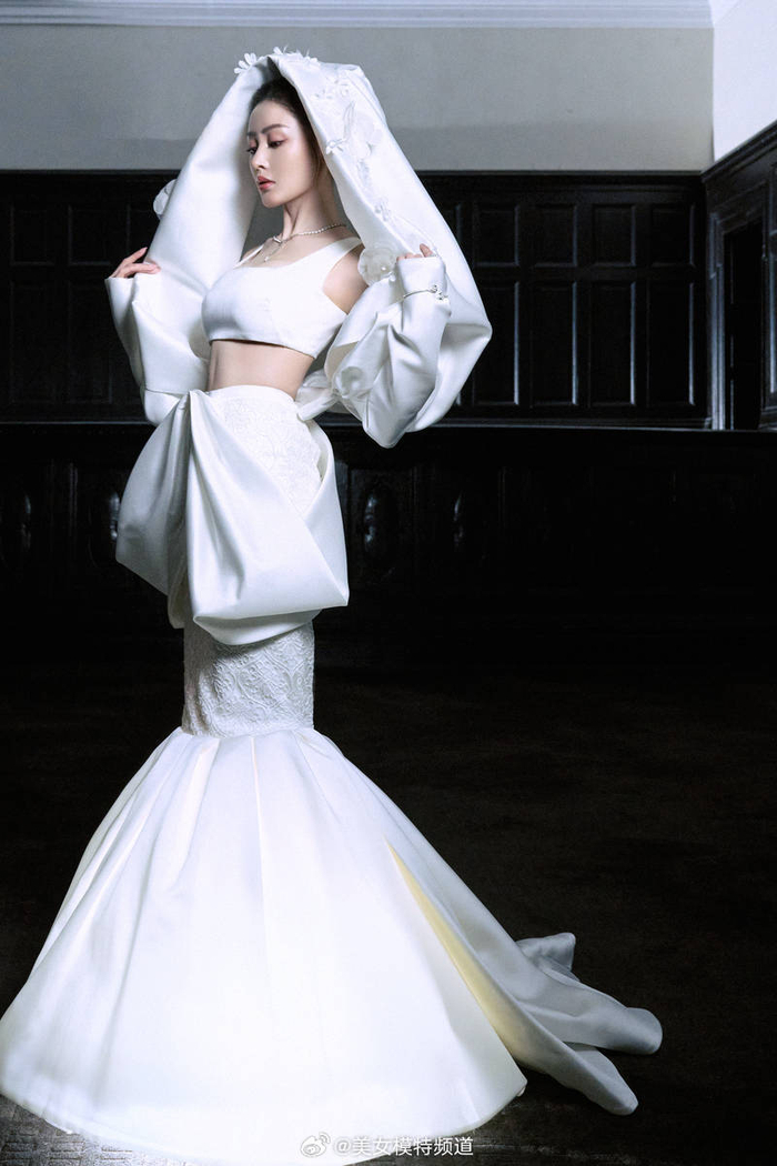 张天爱一袭白裙身材曼妙着鱼尾裙优雅高贵好养眼