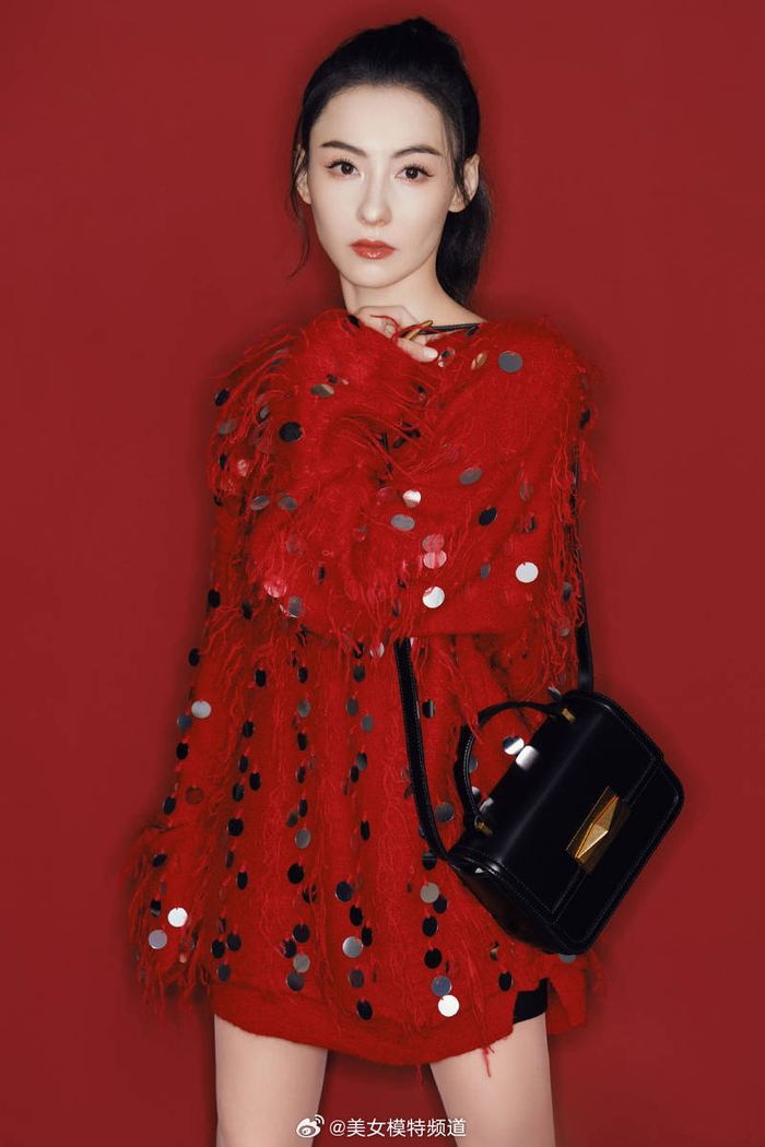 张柏芝最新写真穿红色亮片毛衣头扎高马尾俏皮可爱