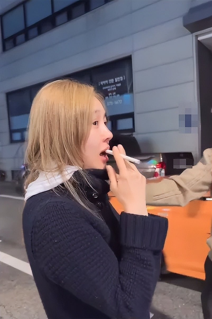 11月5日,玉珠铉在社交媒体上分享了一段练习吸烟的短视频,并写道:"