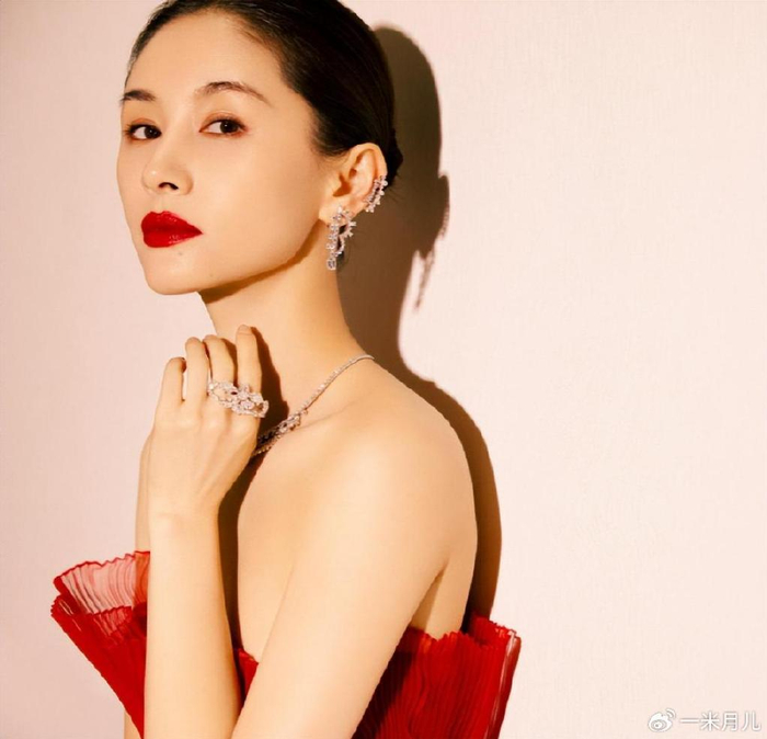 跟吴永恩分开之后王子文红色抹胸裙出镜美美哒