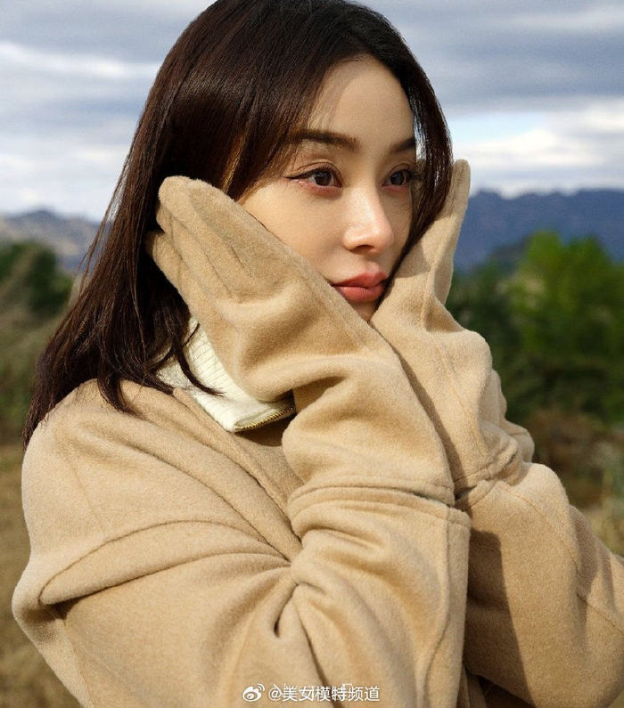 袁姗姗静谧氛围感大片托腮思考与鸟儿相伴