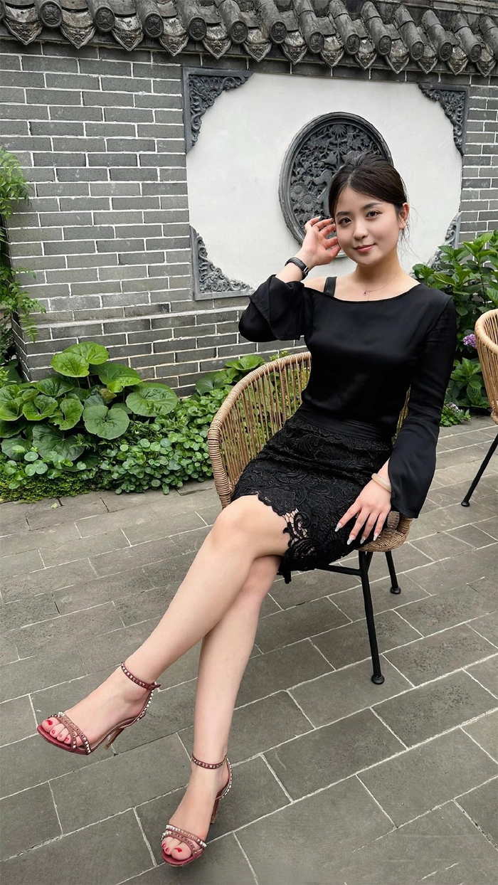 穿黑长袖搭配短裙的妹子,露腿露脚,简直就是时尚御