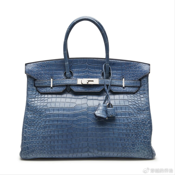 这种饰有白金和18k钻石的手袋,于1978年首次在伦敦梅菲尔举行的佳士得