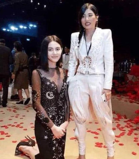 但是作为娱乐圈的大哥大级的人物,李连杰见到她,就是跪着与她合影的
