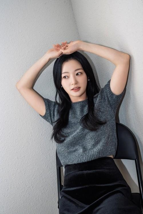 她饰演"恶毒女二",获网友们称赞,击败剧中女主,登话题榜首位