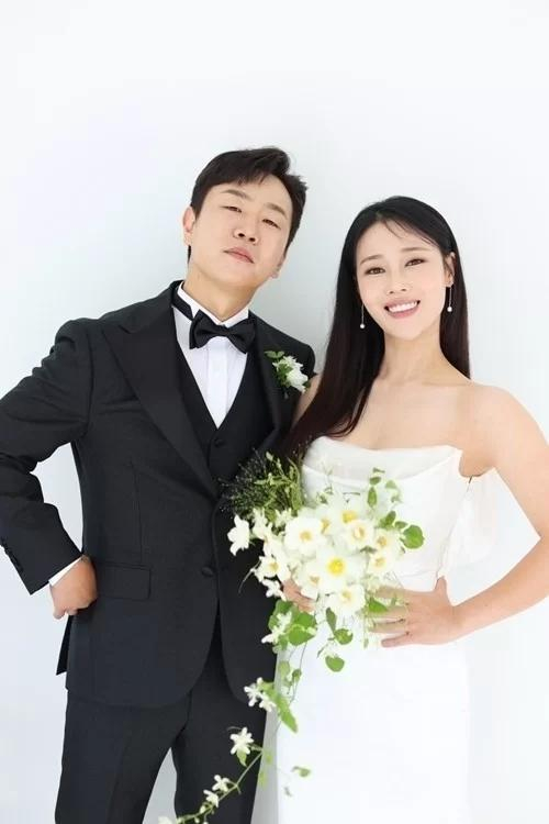 韩国演员情侣举行婚礼申东烨主持李孝利唱贺歌河智苑任司仪