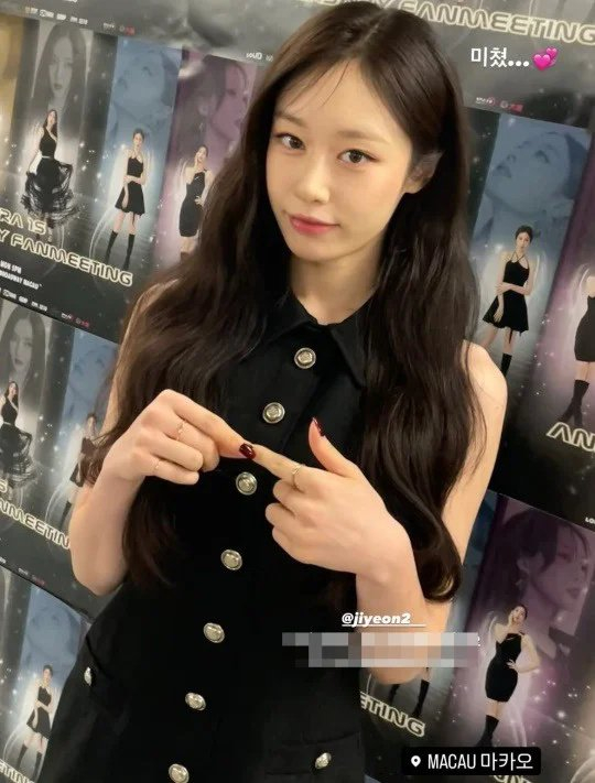 韩星朴智妍,宣布离婚后,在见面会上,笑容灿烂