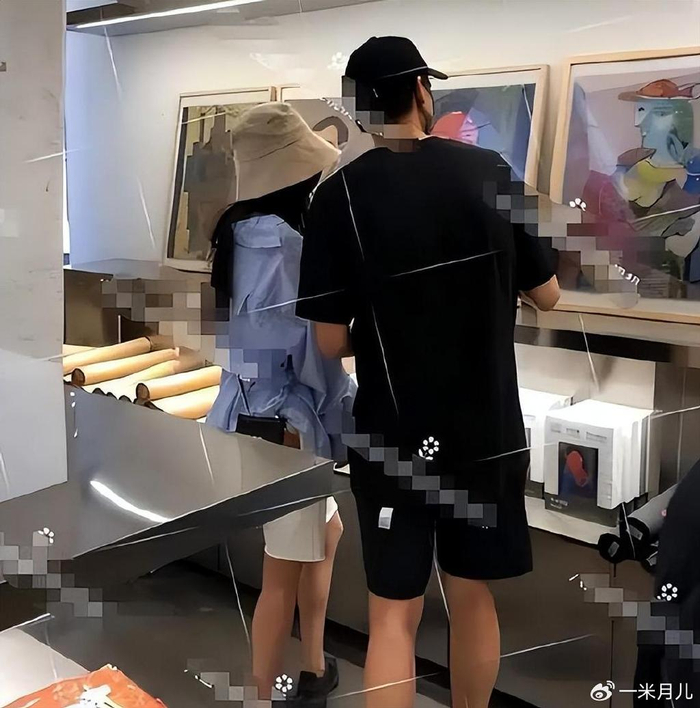 魏大勋桃花朵朵开春晚舞台被杨幂偷瞄男方疑似跟秦岚分手