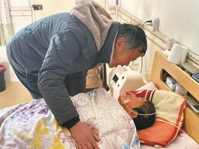 妻子小脑萎缩卧病在床丈夫8年如一日悉心照料