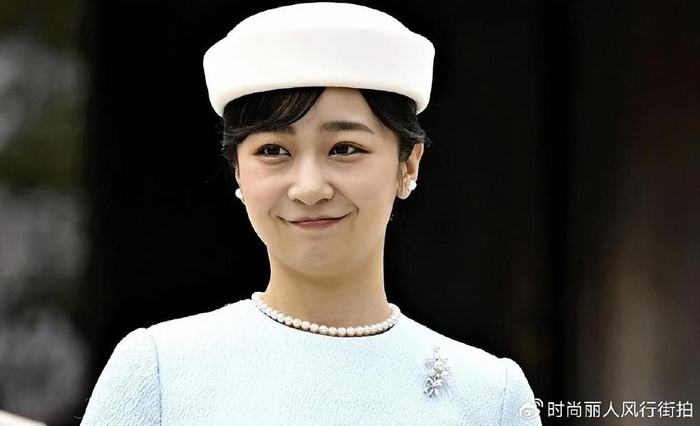 日本佳子公主穿蓝裙亮相括弧笑显得好娇羞比爱子公主漂亮太多