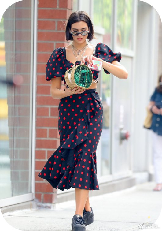 真正的时髦精,都喜欢穿"波点裙",照这样搭配起来最诱人