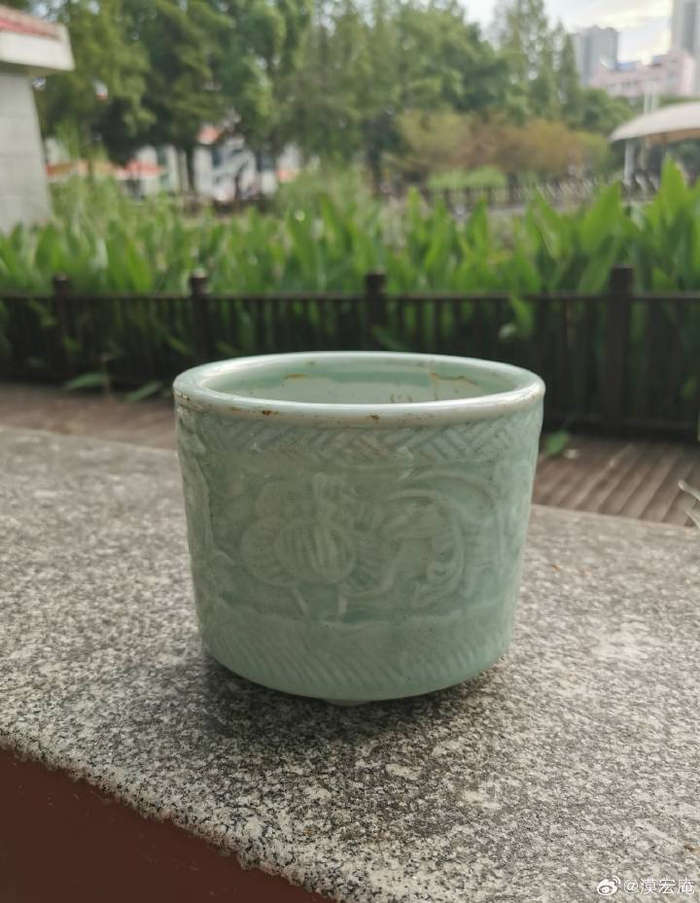 清中晚期豆青釉剔花三足香炉|瓷器_新浪新闻