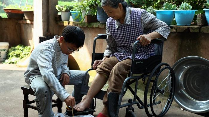 妈妈患病后，男孩每日守在村口盼她回家，可等来的却是妈妈噩耗