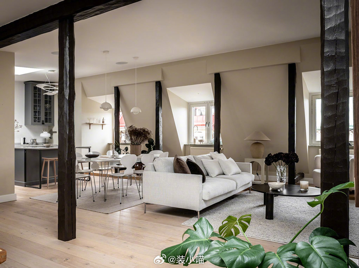 瑞典哥德堡北欧风阁楼米色的墙壁原始的木梁和深色装饰