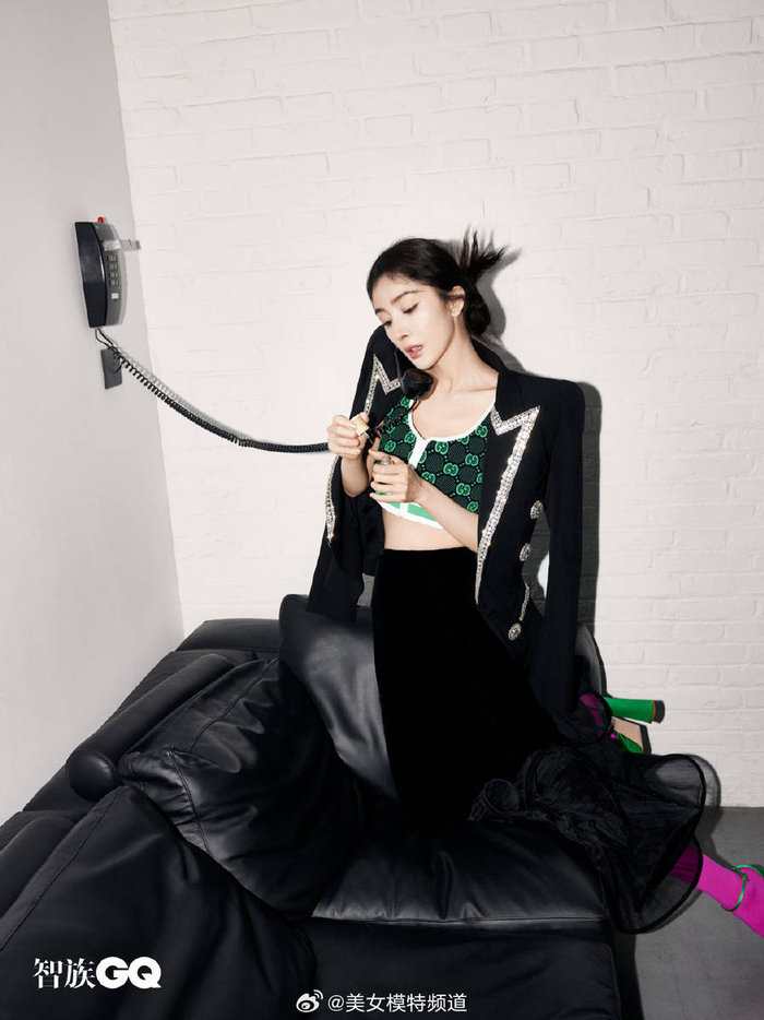 杨幂灵感派对大片释出 踩绿色高跟变身前卫摩登宠儿