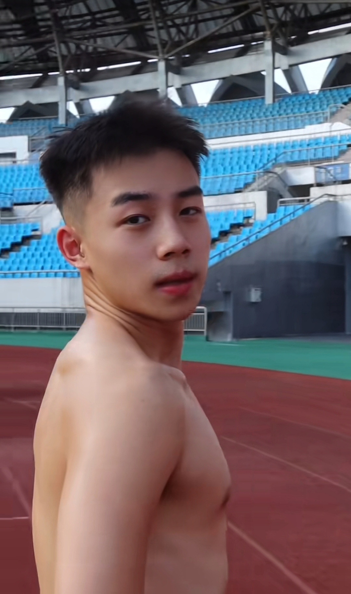 NBA战报凯尔特人双探花合砍65分击退76人恩比德空砍两双绿军锁定季后赛席位