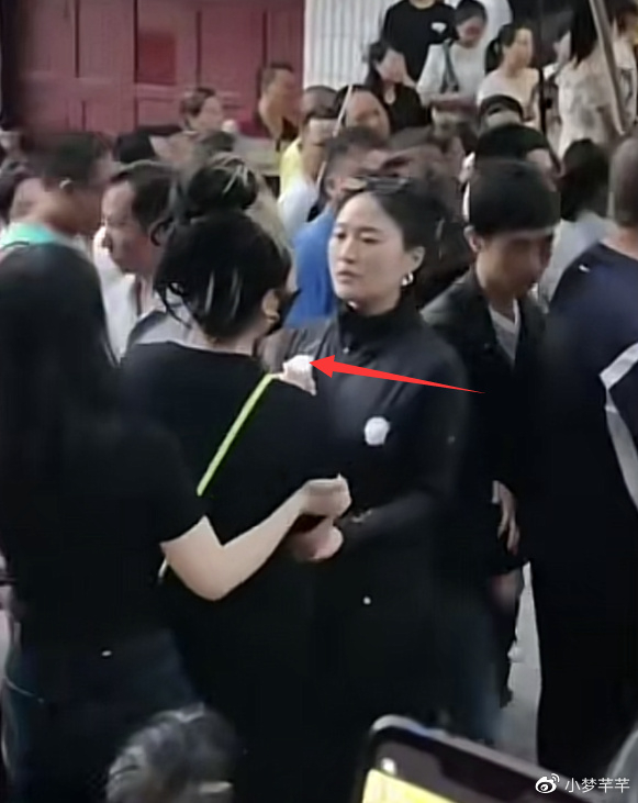 张恒远举办追悼会,毕夏崩溃大哭路都走不稳,母亲也哭得很伤心