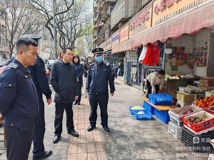 近日来,西安市碑林区城管执法局以春季环境卫生整治为抓手,集中开展