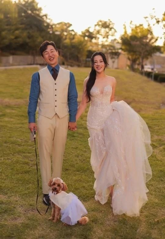 韩国演员情侣举行婚礼,申东烨主持,李孝利唱贺歌,河智