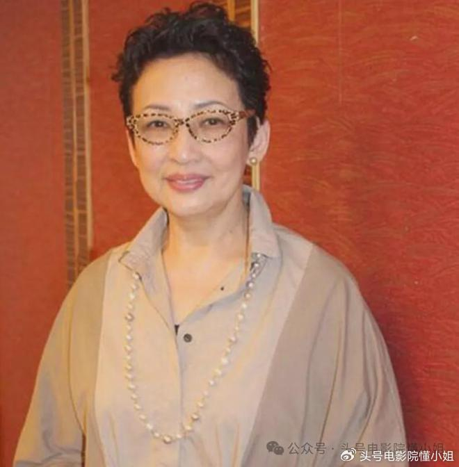 77岁香港女星获奖,古天乐恭喜!给她私人电话号码,关系藏不住了