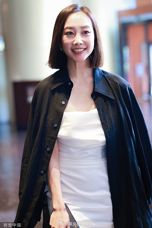 李纯穿白色抹胸长裙出席活动棕红色短直发气质出众