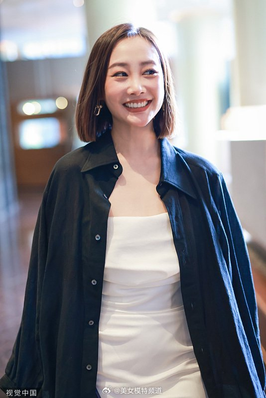 李纯穿白色抹胸长裙出席活动棕红色短直发气质出众