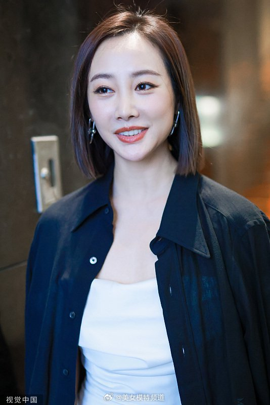 李纯穿白色抹胸长裙出席活动 棕红色短直发气质出众__财经头条