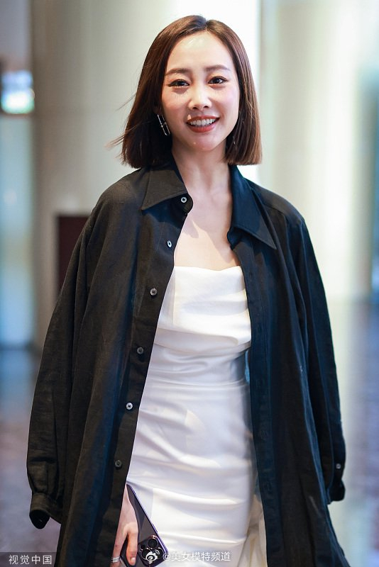 李纯穿白色抹胸长裙出席活动棕红色短直发气质出众