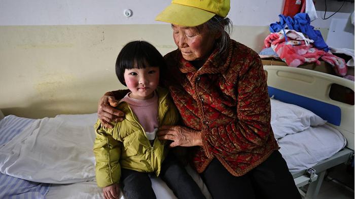 70岁奶奶拖着病退带孙女求医：苦未受完，跪爬楼梯也要救