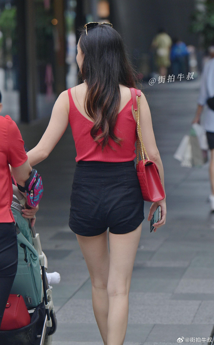 美女穿着时尚的厚底高跟凉鞋出街