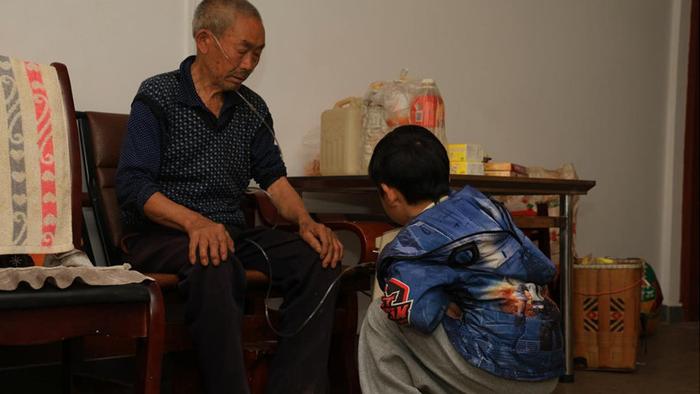 尘肺病爸爸坚持打工，男童独自照顾肺痨爷爷，文具盒里装满保命药